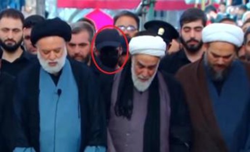 Funerali di Khamenei, spunta un uomo col volto coperto: sui social è caccia a Mojtaba Funerali di Khamenei, spunta un uomo col volto coperto: sui social è caccia a Mojtaba