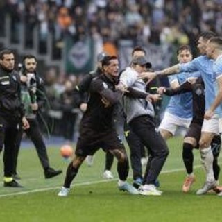 Lazio-Napoli, caos finale con tre espulsi e Conte in campo. Cos'è successo Lazio-Napoli, caos finale con tre espulsi e Conte in campo. Cos'è successo