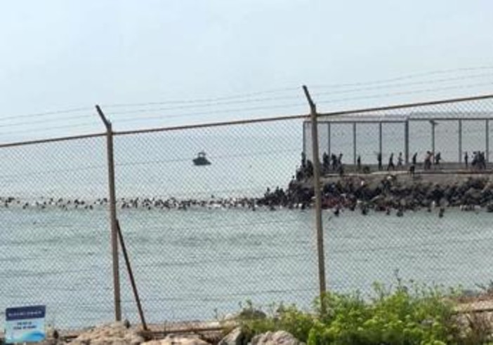 Migranti, a Ceuta la peggior crisi dal 2021
