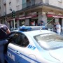 Milano, aggressione in strada e 20 coltellate a uno sconosciuto: bloccato dai clienti del bar