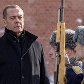 Guerra ibrida, Germania accusa Russia e Medvedev minaccia: "Meriterebbe un attacco diretto" Guerra ibrida, Germania accusa Russia e Medvedev minaccia: "Meriterebbe un attacco diretto"