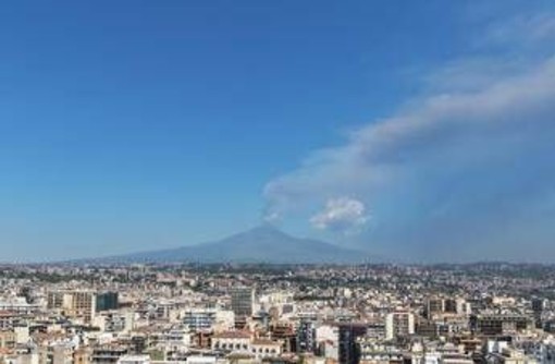 Etna, cenere sull'aeroporto di Catania e nuove limitazioni: 12 arrivi ogni ora fino alle 18 Etna, cenere sull'aeroporto di Catania e nuove limitazioni: 12 arrivi ogni ora fino alle 18