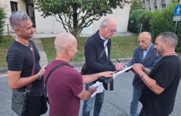 Roma non dimentica Falcao: selfie e autografi con i tifosi, poi spunta... la storica maglia numero 5 Roma non dimentica Falcao: selfie e autografi con i tifosi, poi spunta... la storica maglia numero 5