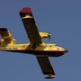 Incendio in Sardegna, case evacuate e Canadair in azione a La Maddalena