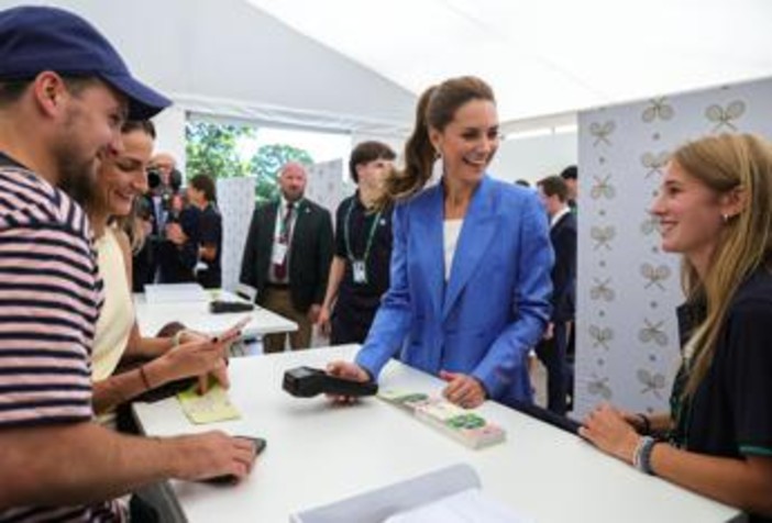 Kate Middleton a Wimbledon, a sorpresa la principessa vende i biglietti agli spettatori in fila Kate Middleton a Wimbledon, a sorpresa la principessa vende i biglietti agli spettatori in fila