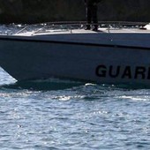 Bimba si tuffa da catamarano ma si ferisce alla testa, salvata nelle acque davanti a Palmarola