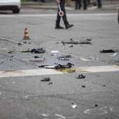 Scontro tra auto e moto a Milano nella notte, morto un 21enne