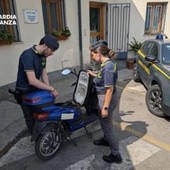 Sequestrati in tutta Italia migliaia di scooter illegali: venivano venduti come bici elettriche Sequestrati in tutta Italia migliaia di scooter illegali: venivano venduti come bici elettriche