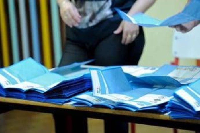 Sondaggio politico, Fratelli d'Italia stabile e Pd cala. M5S su, Vannacci scende