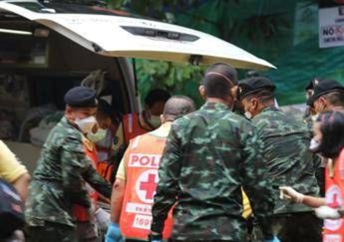 Thailandia, gru crolla e si schianta su un treno: 22 morti