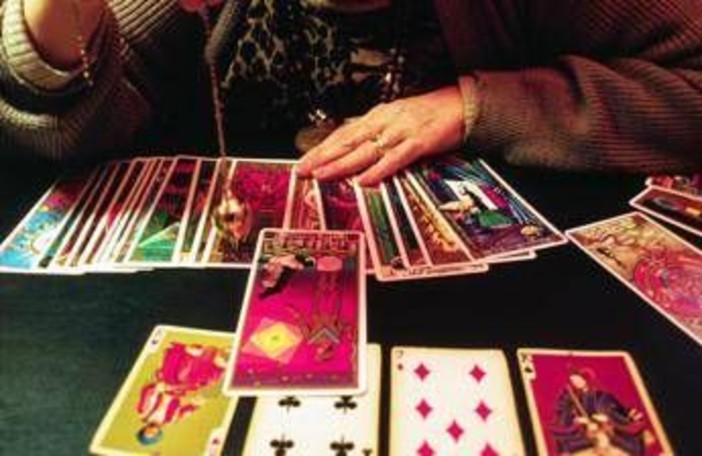 Oltre 3mila clienti dalla pandemia, ma la cartomante prendeva il reddito di cittadinanza: denunciata