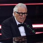 Peppino di Capri, il lungo applauso all'inizio dei funerali: tra i presenti anche De Laurentiis Peppino di Capri, il lungo applauso all'inizio dei funerali: tra i presenti anche De Laurentiis