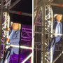 Al Bano versione Spiderman, a 82 anni si arrampica sul palco - Il video
