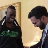 Balotelli a New York dal sindaco Mamdani, stretta di mano e maglia del Ghana in dono Balotelli a New York dal sindaco Mamdani, stretta di mano e maglia del Ghana in dono