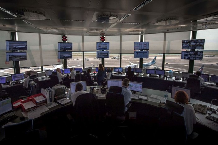 Enav “Riduzione del traffico aereo per anomalie alla rete di trasmissione dati” Enav “Riduzione del traffico aereo per anomalie alla rete di trasmissione dati”