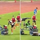 Calciatore investito in campo, l'incidente da brividi Calciatore investito in campo, l'incidente da brividi