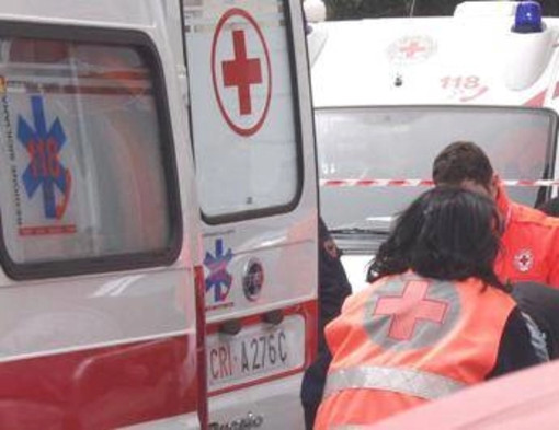 Messina, ventenne accoltellata e uccisa in strada. Caccia all'aggressore
