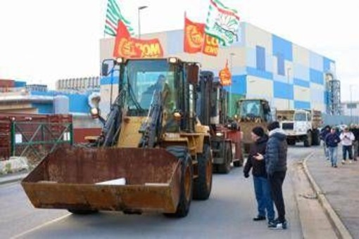 Genova, lavoratori ex Ilva bloccano strada con i mezzi da cantiere: "Mille posti a rischio" Genova, lavoratori ex Ilva bloccano strada con i mezzi da cantiere: "Mille posti a rischio"