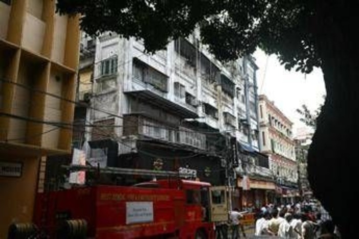 Incendio in un hotel a Calcutta: 9 morti, tra cui un bambino, e diversi feriti Incendio in un hotel a Calcutta: 9 morti, tra cui un bambino, e diversi feriti