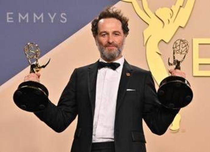 Emmy 2026, 14 premi a 'Widow's Bay'. Matthew Rhys e Jean Smart scrivono la storia