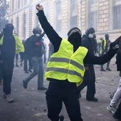 Francia, Gilet Gialli: "Domani in piazza, solo i regimi vietano le proteste"