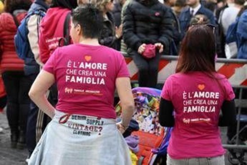 Fecondazione, Consulta: &quot;Entrambe le madri possono riconoscere figlio alla nascita&quot;