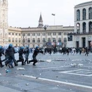Guerriglia a Milano, Gip dopo gli scontri: "Social possibile detonatore esponenziale di violenza" Guerriglia a Milano, Gip dopo gli scontri: "Social possibile detonatore esponenziale di violenza"