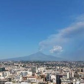Etna, cenere sull'aeroporto di Catania e nuove limitazioni: 12 arrivi ogni ora fino alle 18 Etna, cenere sull'aeroporto di Catania e nuove limitazioni: 12 arrivi ogni ora fino alle 18