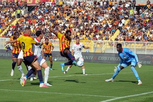Gol ed emozioni al Via del Mare, il Lecce la spunta sul Monza per 3-2 Gol ed emozioni al Via del Mare, il Lecce la spunta sul Monza per 3-2