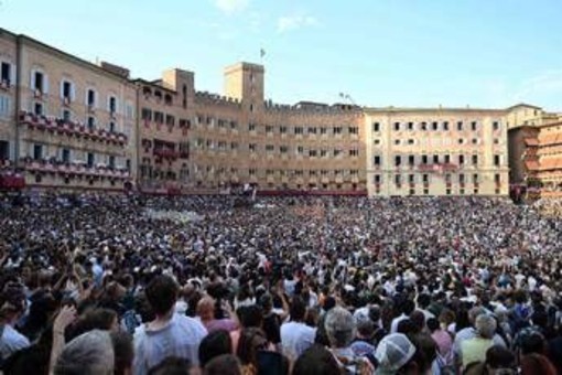 Palio di Siena, domani la grande sfida dell'Assunta: dove vederla in tv Palio di Siena, domani la grande sfida dell'Assunta: dove vederla in tv