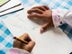 Lo studio che 'riabilita' la scrittura a mano: "Fa bene al cervello"