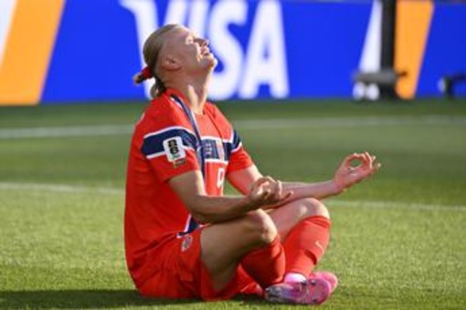 Haaland trascina la Norvegia, doppietta e show all'esordio Mondiale