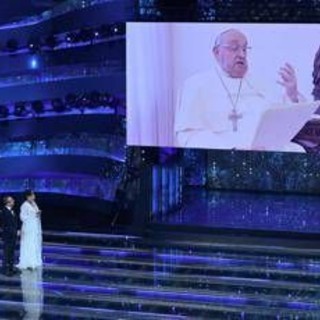 Carlo Conti ricorda Papa Francesco: &quot;Momento unico il suo messaggio a Sanremo 2025&quot;