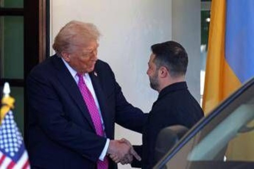 Zelensky e la giacca nera alla Casa Bianca, Trump: &quot;Ha un bel look&quot;