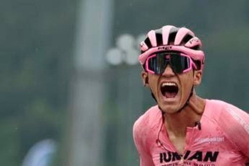 Giro d'Italia, Del Toro vince la 17a tappa e rafforza maglia rosa