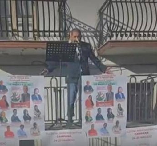 Amministrative, candidato sindaco del cosentino sale sul palco vestito da Pinocchio Amministrative, candidato sindaco del cosentino sale sul palco vestito da Pinocchio