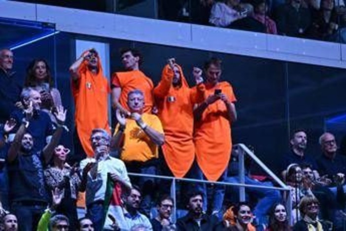 Atp Finals, le 'follie' dei tifosi: "4mila euro per vedere la finale Sinner-Alcaraz" Atp Finals, le 'follie' dei tifosi: "4mila euro per vedere la finale Sinner-Alcaraz"