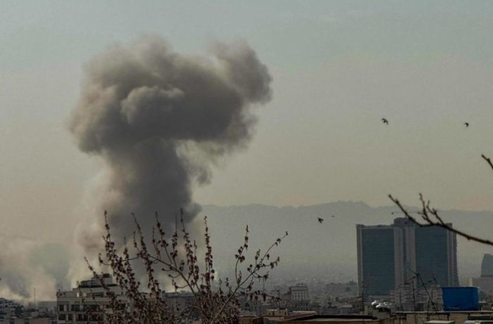 Gli Stati Uniti colpiscono 90 obiettivi in Iran, Teheran attacca basi Usa Gli Stati Uniti colpiscono 90 obiettivi in Iran, Teheran attacca basi Usa