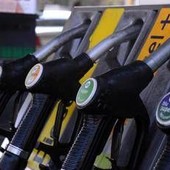 Benzina e diesel, prezzi calano ancora: verde ai minimi da oltre 4 anni Benzina e diesel, prezzi calano ancora: verde ai minimi da oltre 4 anni
