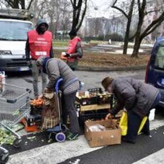 Calano i redditi familiari, 23,1% della popolazione a rischio povertà: i dati Istat