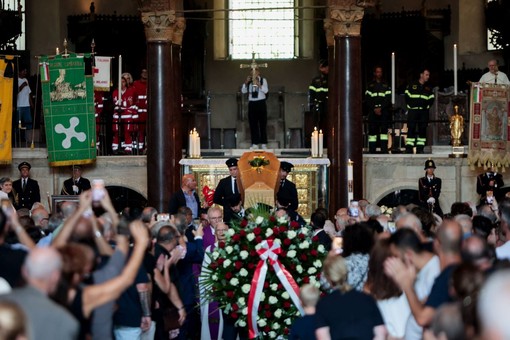 Don Mazzi, a Milano l’addio tra applausi e commozione