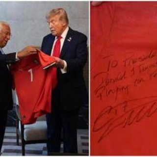 Ronaldo regala una maglia a Trump, con una dedica per la pace