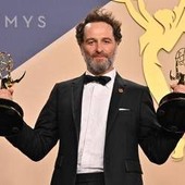 Emmy 2026, 14 premi a 'Widow's Bay'. Matthew Rhys e Jean Smart scrivono la storia