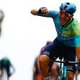 Giro d'Italia, Davide Ballerini vince in volata la sesta tappa. Eulalio sempre in rosa