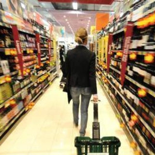 Su l'inflazione, prezzi in rialzo: &quot;Stangata fino a 900 euro in più per famiglie&quot;