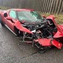 Perde il controllo sul bagnato e si schianta con la Ferrari da 300mila euro: lui illeso, l'auto a pezzi Perde il controllo sul bagnato e si schianta con la Ferrari da 300mila euro: lui illeso, l'auto a pezzi