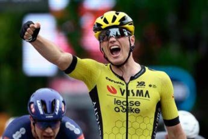 Giro d'Italia 2025, Kooij vince in volata la dodicesima tappa. Del Toro ancora rosa