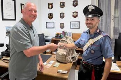 Turista dimentica zaino con oltre 2mila dollari sul treno Civitavecchia-Roma, cittadino gli salva la vacanza