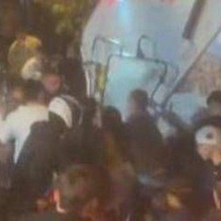 Pestaggio del 50enne a Napoli, nel branco quasi tutti minori: due sono figli di un poliziotto Pestaggio del 50enne a Napoli, nel branco quasi tutti minori: due sono figli di un poliziotto