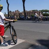 Codice della strada, da patente a 17 anni a obbligo casco e contrassegno e-bike: le 15 novità allo studio
